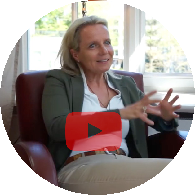 Sibylle Lachmann sitzend auf Sessel und sprechend